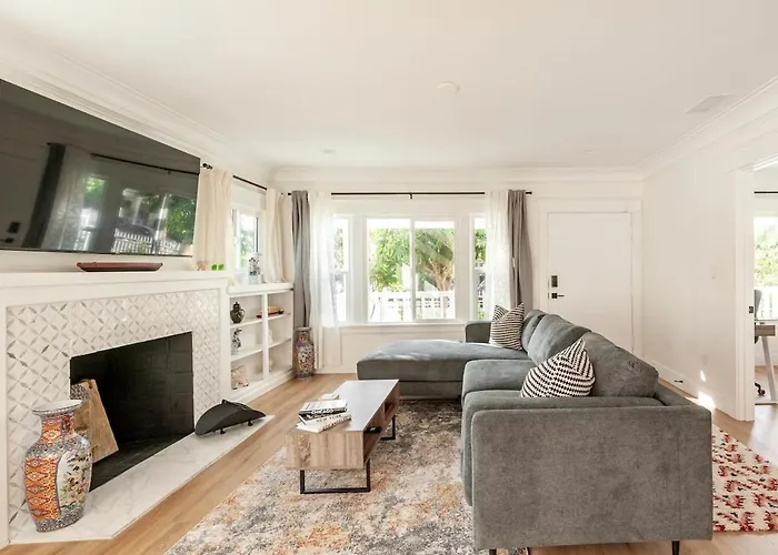 Stylish Gated Retreat In East Hollywood With Parking